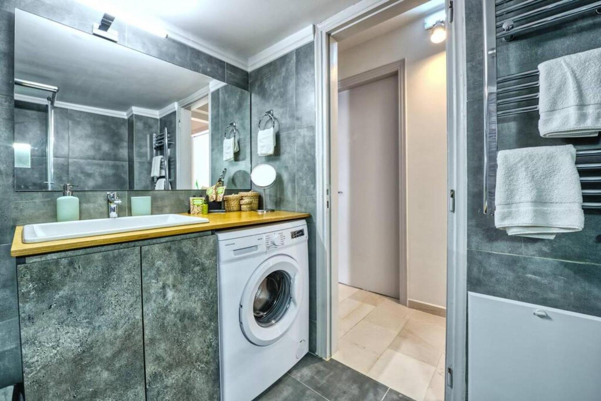Muse A Dreamy And Fresh New Apartment Атина Екстериор снимка